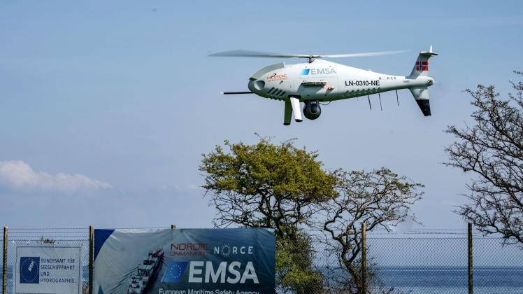 ARCHIV - Eine Drohne der norwegischen Firma «Nordic Unmanned» fliegt über das Gelände der Radarstation Staberhuk. Foto: Axel Heimken/dpa/Archivbild