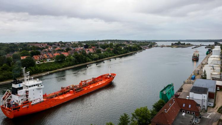 Das Tankschiff «Caroline Essberger» fährt durch den Nord-Ostsee-Kanal in Kiel. Foto: Frank Molter/dpa/Illustration