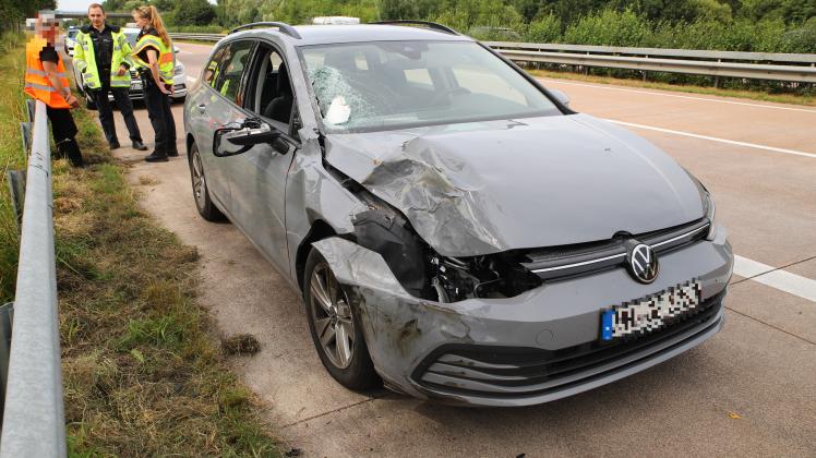 Nach dem A23-Unfall stoppten sowohl das Wohnmobil als auch der VW auf dem Standstreifen. Beide Fahrzeuge wurden bei dem Unfall schwer beschädigt.
