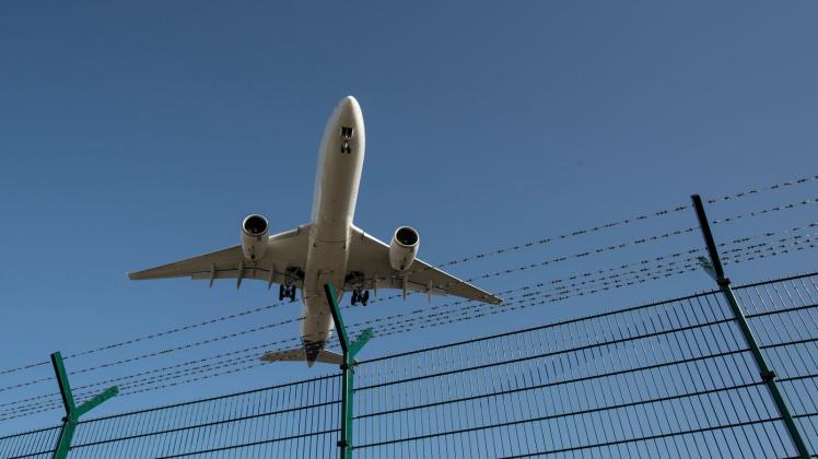 ARCHIV - Ein Flugzeug setzt zur Landung an. Foto: Boris Roessler/dpa/Symbolbild