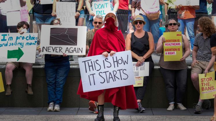 ARCHIV - Abtreibungsrechtsaktivisten bei einem Protest in Indianapolis. Foto: Aj Mast/AP/dpa