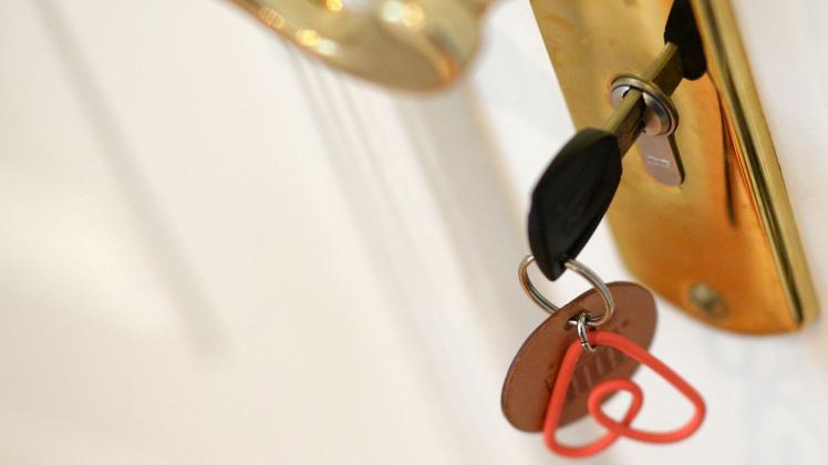 ARCHIV - Ein Schlüssel steckt im Schloss einer Airbnb-Ferienwohnung. Foto: Jens Kalaene/ZB/dpa