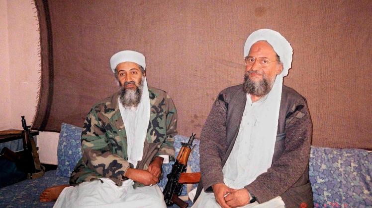 HANDOUT - Osama bin Laden (l) zusammen mit seinem Stellvertreter Aiman al-Sawahiri in einem Versteck in Afghanistan am 08.11.2001. Foto: Ausaf Newspaper/EPA/dpa - ACHTUNG: Nur zur redaktionellen Verwendung und nur mit vollständiger Nennung des vorstehenden Credits