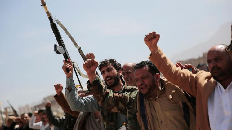ARCHIV - Bewaffnete Huthi-Kämpfer bei einem Trauerzug für Rebellen in Sanaa. Foto: Hani Mohammed/AP/dpa