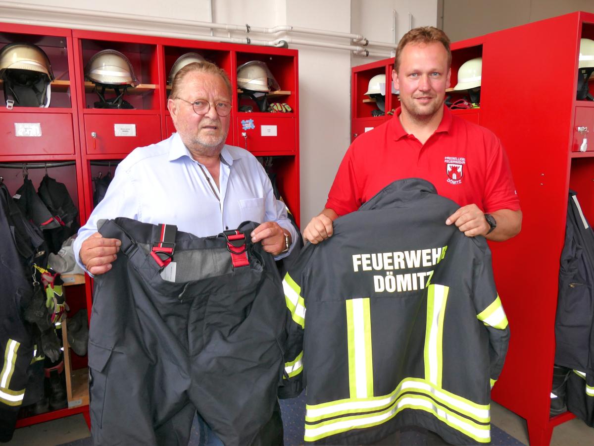 Feuerwehr Dömitz erhält neue Einsatzkleidung | SVZ