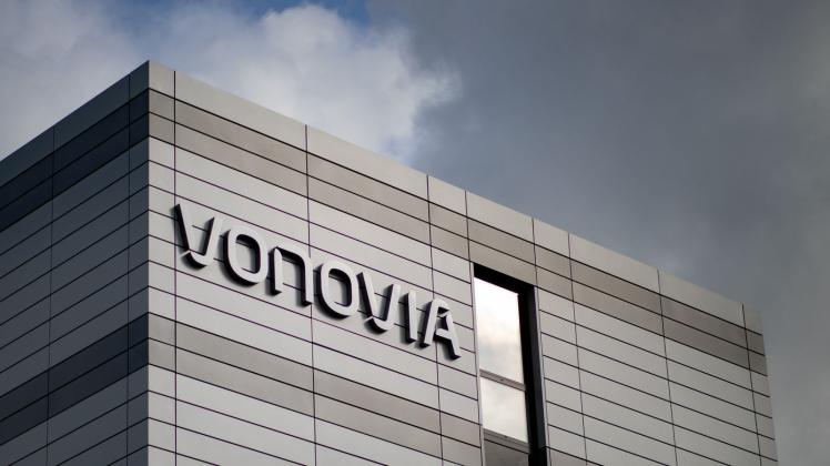 ARCHIV - Der Schriftzug des Wohnungsunternehmens «Vonovia» ist zu sehen. Foto: Marcel Kusch/dpa/Archivbild