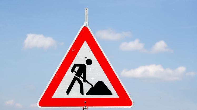 ARCHIV - Ein Schild weist auf eine Baustelle hin. Foto: Jan Woitas/dpa-Zentralbild/dpa/Symbolbild