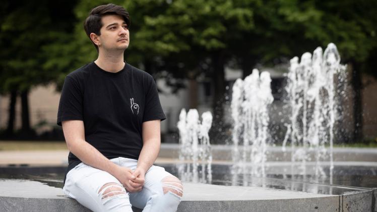 OS: Edi Ktona aus Osnabrück ist 26, in Deutschland aufgewachsen und spricht nur Deutsch, lebt und arbeitet hier, bekommt aber keinen deutschen Pass