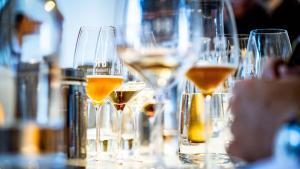 Als Sommelier ist Fachwissen über die Weine der Welt in Hotel- und Gastronomiebetrieben gefragt. Foto: Frank Rumpenhorst/dpa-tmn
