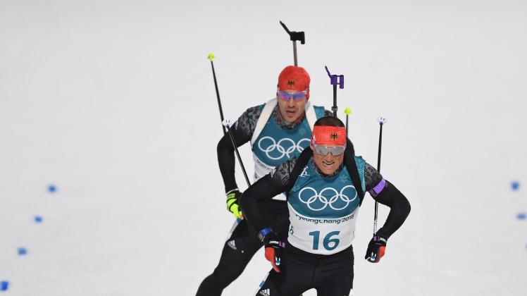 ARCHIV - Werden in der kommenden Saison die neuen Biathlon-Experten der ARD: Erik Lesser (vorn) und Arnd Peiffer. Foto: Hendrik Schmidt/zb/dpa