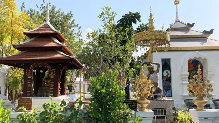ARCHIV - Garten in einem Tempel in Chiang Mai: Für einen thailändischen Baht (0,027 Euro) pro Nacht können Urlauber in Chiang Mai ab sofort in einem Hotel übernachten. Foto: Carola Frentzen/dpa