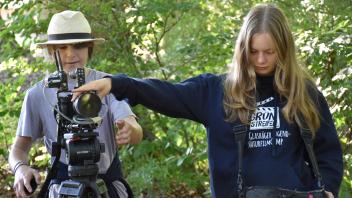 Ole Kammann und Frieda Reuter stellen beim Naturfilmcamp die Kamera für eine Aufnahme ein.