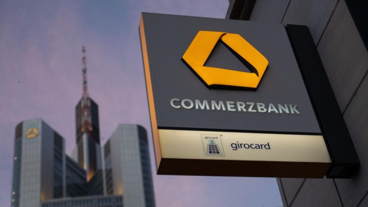 ARCHIV - Die Commerzbank strebt einen Milliardenüberschuss für 2022 an. Foto: Sebastian Christoph Gollnow/dpa