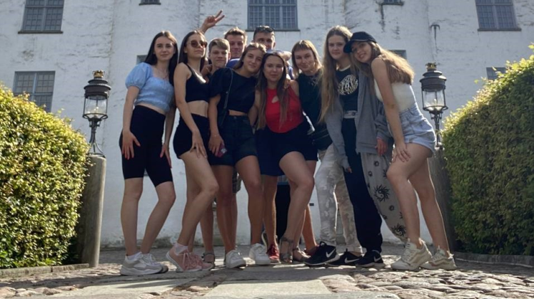 Jugendliche aus der Ukraine vor Schloss Glücksburg