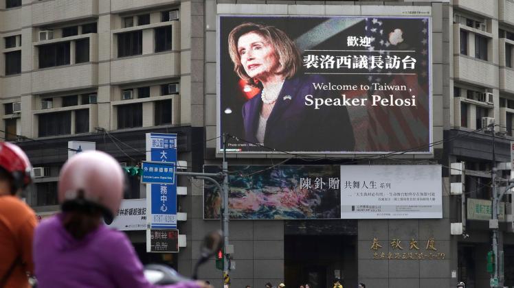 Mit diesem Plakat wurde Nancy Pelosi in Taiwan begrüßt. Foto: Chiang Ying-Ying/AP/dpa