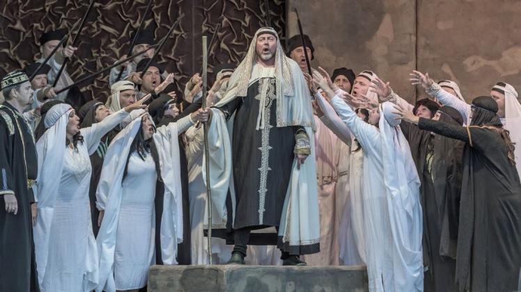 Verdis prachtvolle Oper Nabucco - hier mit Jurij Kruglov als Zaccharias - ist am 7. August open air in Heide zu sehen.