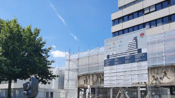 Die Sanierung des Ahrensburger Rathauses geht in die nächste Bauphase. Einige Fachdienste müssen deshalb umziehen.