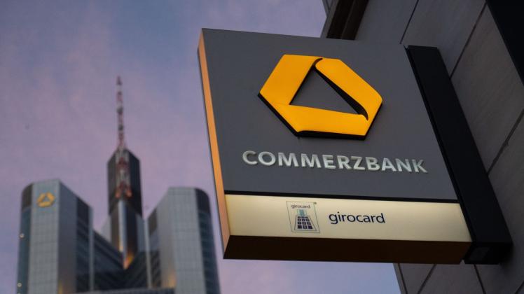 ARCHIV - Blick auf den Schriftzug «Commerzbank» und das Logo auf einem Schild in Frankfurt/Main. Foto: Sebastian Christoph Gollnow/dpa/Symbolbild