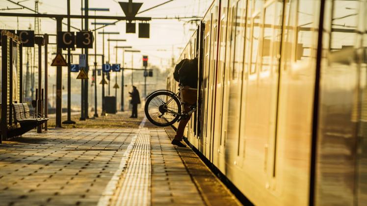 ARCHIV - Ein Fahrgast steigt mit seinem Rad in eine S-Bahn. Foto: Andreas Arnold/dpa/Symbolbild