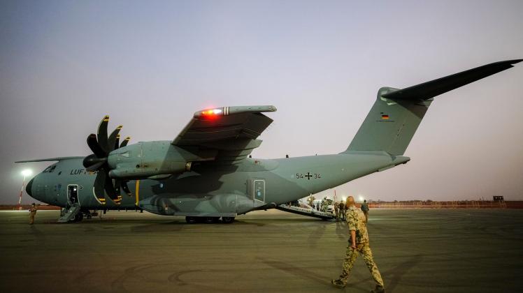 ARCHIV - Ein Airbus A400M der Luftwaffe auf dem Flughafen von Niamey im Niger. Foto: Kay Nietfeld/dpa