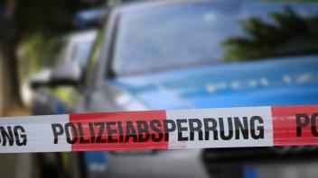 Symbolbild: Polizeiabsperrung mit Polizeiauto im Hintergrund *** Symbolic image police cordon with police car in backgr