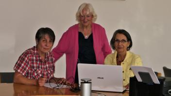 Sie helfen ehrenamtlich gern, wenn es Probleme mit dem „Beamtendeutsch“ gibt 
Veronika Martens (von links), R. Rohde und Erika Müller.