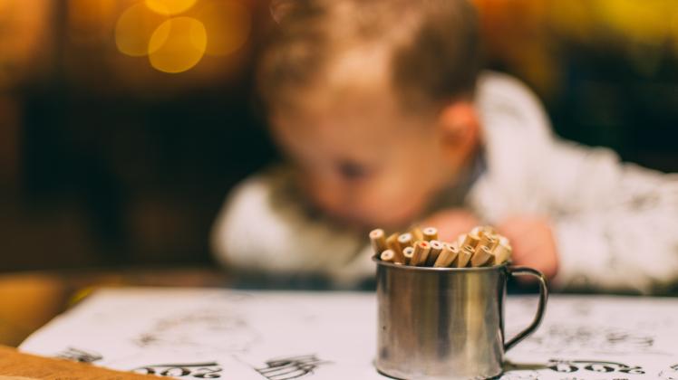 In einem Café im ostfriesischen Esens müssen Kinder unter zehn Jahren draußen bleiben. 
