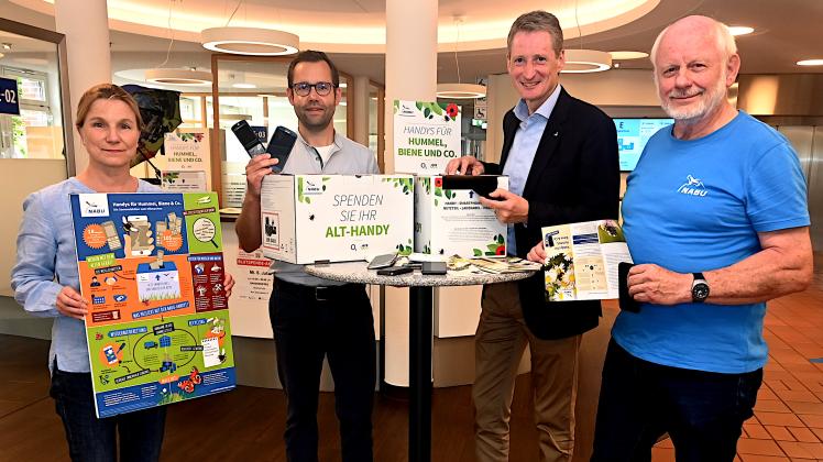Kirsten Flathmann-Matz, Lars Gremlowski, Bürgermeister Ralf Wessel und Hans Fingerhut werben für die Handy-Sammlung.