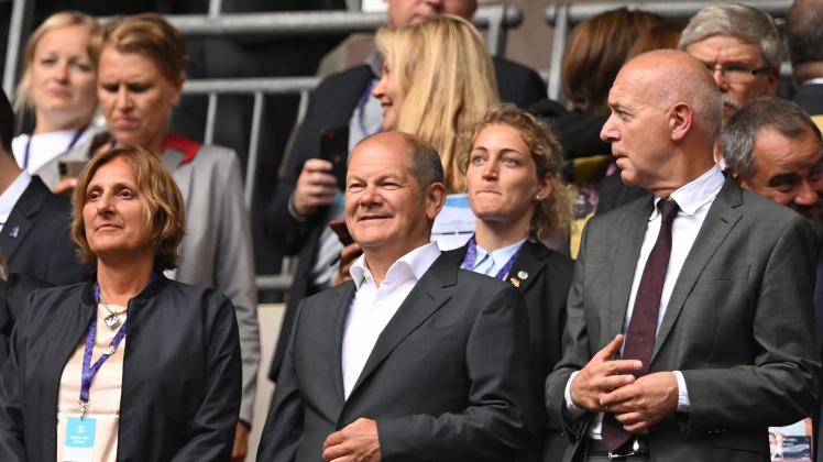 German Chancellor Olaf Scholz (C) attends the UEFA Women&apos;s Euro 2022 final football match between England and Germany at the Wembley stadium, in London, on July 31, 2022. (Photo by JUSTIN TALLIS / AFP) / No use as moving pictures or quasi-video streaming.
Photos must therefore be posted with an interval of at least 20 seconds.