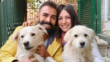 Simon Safieh möchte seine beiden Hunde Sunny und Bueno (von links) nach Deutschland nachholen. Aktuell leben sie bei seiner Freundin (rechts), die Syrien im Herbst ebenfalls verlassen will. 