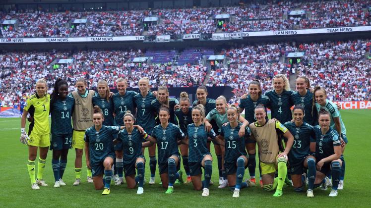 Die deutschen Spielerinnen posieren vor dem EM-Finale für ein Foto. Foto: Nigel French/PA Wire/dpa