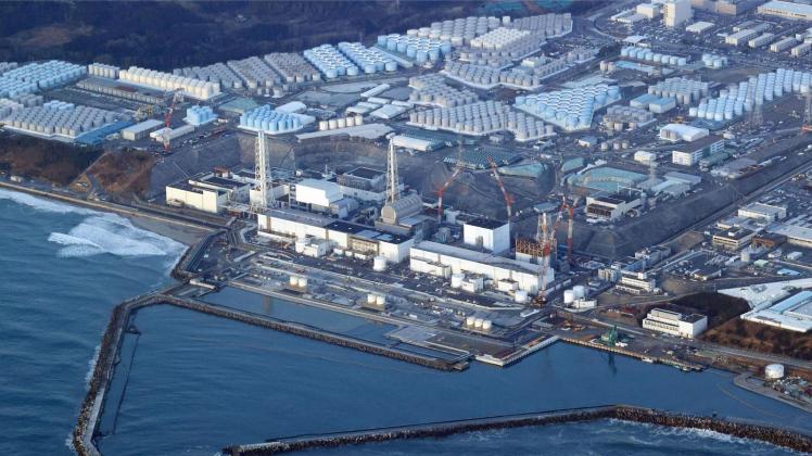 ARCHIV - Kernkraftwerk Fukushima Daiichi in der Präfektur Fukushima. Zu sehen sind auch die Behälter zum Lagern des kontaminierten Kühlwassers. Foto: Uncredited/kyodo/dpa