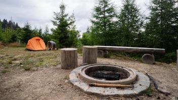 ARCHIV - Im Frankenwald und im Bayerischen Wald kann man an einigen Orten abseits regulärer Campingplätze zelten. Foto: Nicolas Armer/dpa