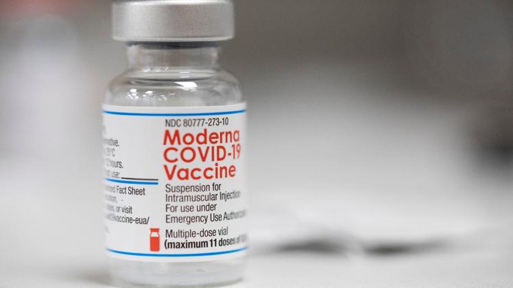 ARCHIV - Eine Ampulle des Covid-19-Impfstoffs von Moderna. Foto: Jenny Kane/AP/dpa