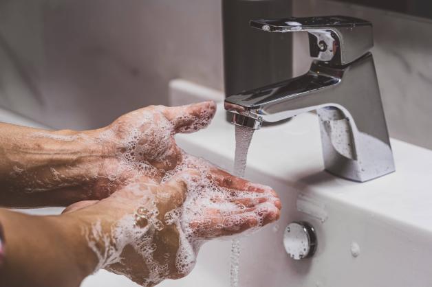 Um die Keimgefahr in Jet-Händetrocknern verringern zu können, müssen alle Nutzer ihre Hände gründlich waschen