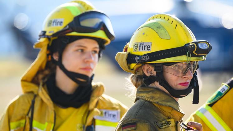 Julia Richardt (r), freiwillige Feuerwehrfrau bei dem Internationalen Katastrophenschutz Deutschland "@fire", im Einsatz in der Sächsischen Schweiz. Foto: Robert Michael/dpa