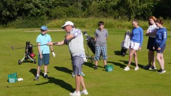 Golflehrer Thomas Erlenkötter zeigt den Jugendlichen den richtigen Dreh beim Abschlag.
