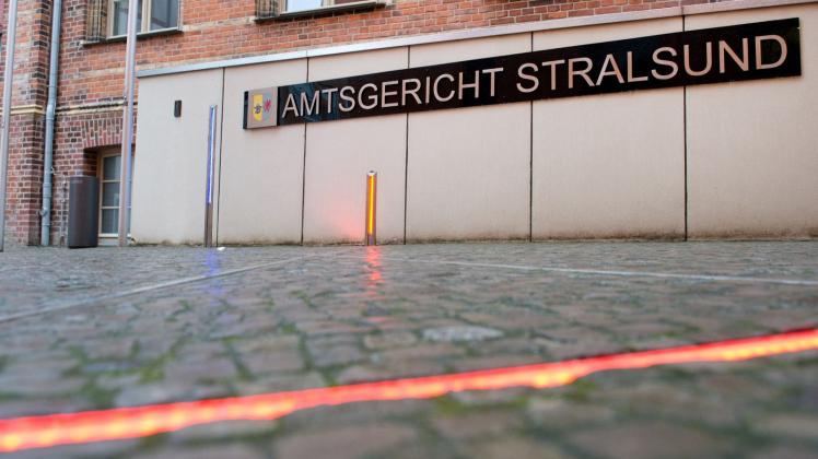 ARCHIV - Blick auf den Schriftzug «Amtsgericht Stralsund» am Gerichtsgebäude. Foto: Stefan Sauer/dpa-Zentralbild/dpa/Archivbild