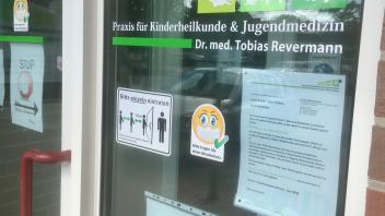 Kinderarzt Dr. Tobias Revermann bittet schon an der Tür um Verständnis für längere Wartezeiten.