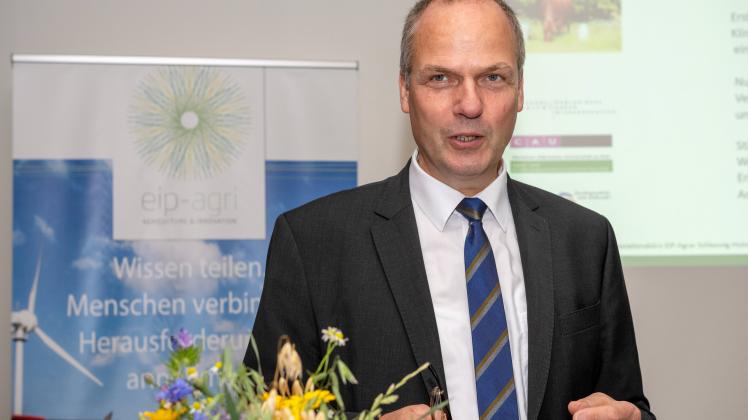 Kiel, Deutschland, 27.07.2022 Landwirtschaftsminister Werner Schwarz überreicht EIP-Förderbescheide für vier innovative