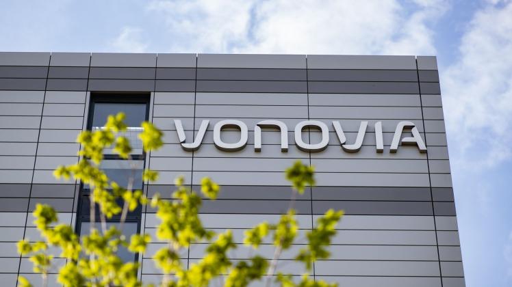 ARCHIV - Das Logo des Wohnungsunternehmens «Vonovia» ist an der Firmenzentrale in bochum: Deutschlands größtes Immobilienunternehmen hat seine Geschäftszahlen für das erste Halbjahr veröffentlicht. Foto: Marcel Kusch/dpa