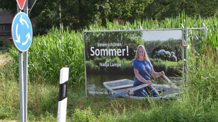 CDU-Landtagskandidatin wünscht - ganz ohne Parteilogo - einen schönen Sommer, wie hier am Kreisel in Elmeloh.