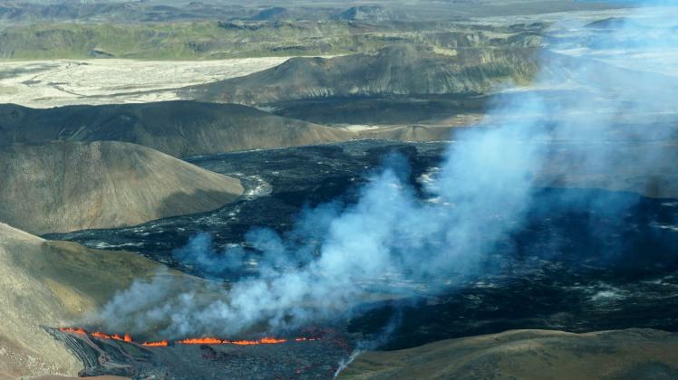Eine Luftaufnahme zeigt die Aktivität des Vulkans Fagradalsfjall. Foto: Ernir Snaer/AP/dpa