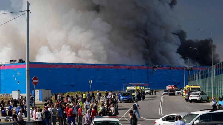 Das Feuer, das in dem Lagerhaus des führenden russischen Online-Händlers Ozon ausgebrochen ist, hat eine Fläche von 50.000 Quadratmetern erfasst und mehrere Menschen verletzt. Foto: Alexander Zemlianichenko/AP/dpa