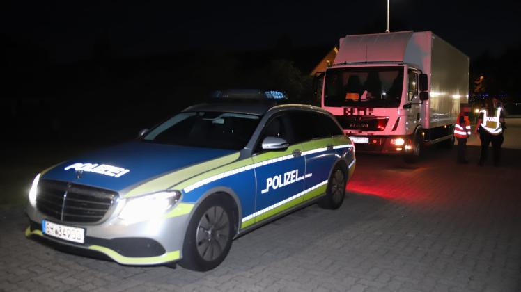 Nachdem der Lastwagen unter Polizeiaufsicht auf der A23 gedreht hatte, eskortierte ihn die Besatzung eines Streifenwagens zur Dienststelle der Autobahnpolizei.