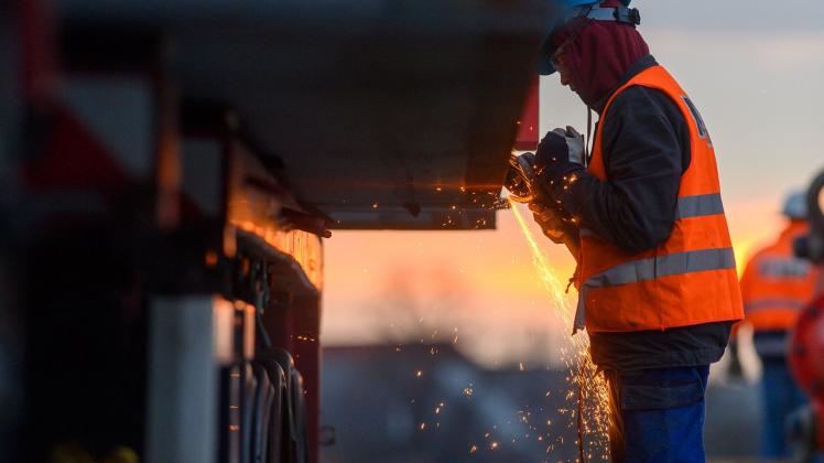 Ein Arbeiter führt auf einer Baustelle Schweißarbeiten aus. Foto: Klaus-Dietmar Gabbert/dpa-Zentralbild/ZB/Symbolbild