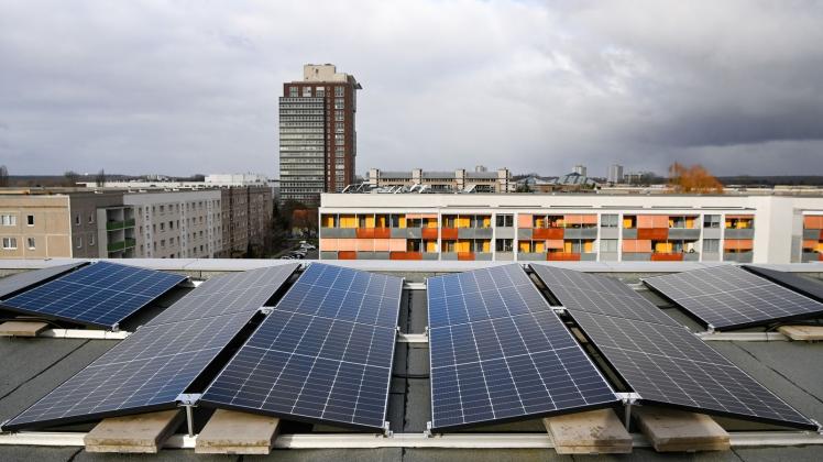 ARCHIV - Sieht man eher selten: Solaranlagen auf dem Dach von Wohnungseigentümergemeinschaften. Foto: Jens Kalaene/dpa-Zentralbild/dpa-tmn