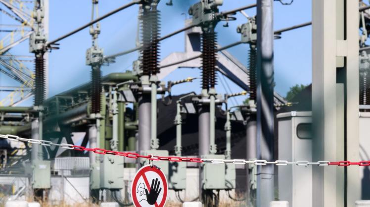 ARCHIV - Blick auf Transformatoren am Kohlekraftwerk Stöcken, das vom Energieversorger enercity betrieben wird. Foto: Julian Stratenschulte/dpa/Symbolbild