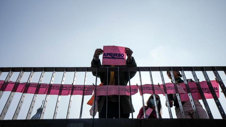 Eine Person hält ein Blatt mit dem Schriftzug «Ich stimme zu» hoch. Einen Monat vor der Abstimmung über eine neue Verfassung in Chile ist der Entwurf zum Bestseller geworden. Foto: Esteban Felix/AP/dpa