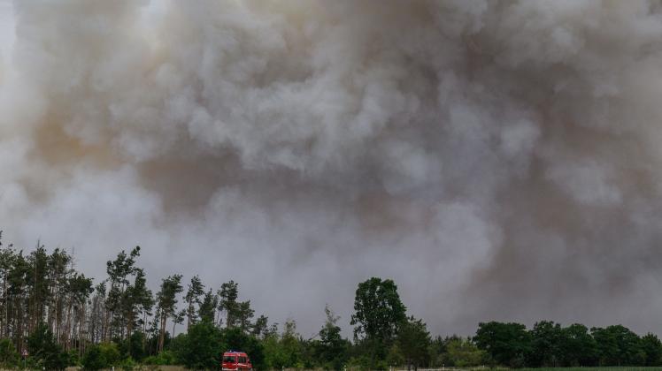 Rauch steigt von einem Waldbrandgebiet in den Himmel. Foto: Robert Michael/dpa/Symbolbild